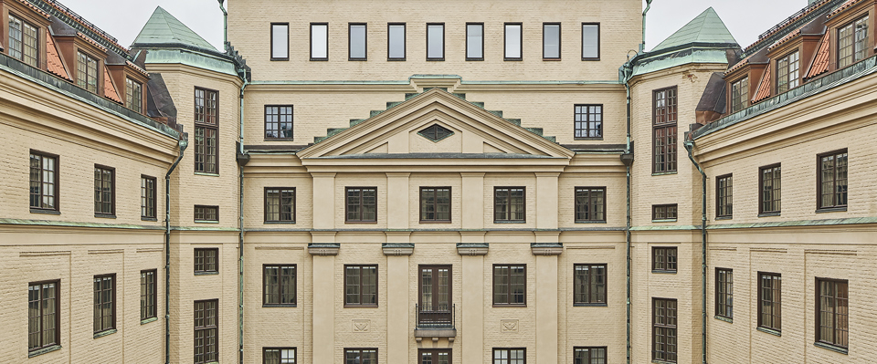 Länsstyrelsens gamla lokaler på Kungsholmen har omvandlats till en skola. Bild på fasaden mot innergården.